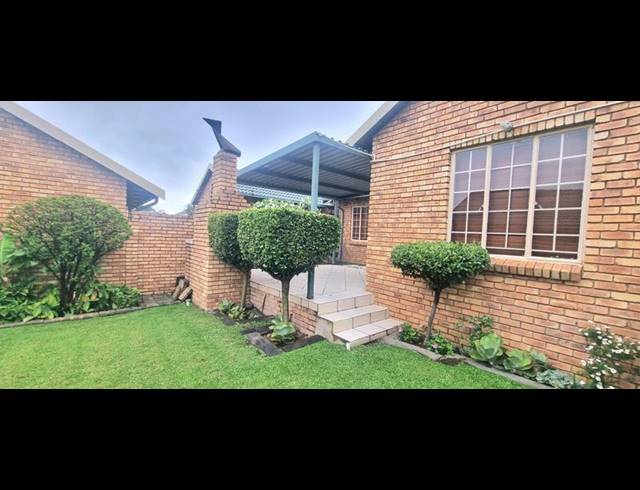 3 BEDROOM TOWNHOUSE FOR SALE IN AMBERFIELD